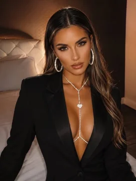 سلسلة جسم ذهبية  بنقشة قلب عند  الصدر